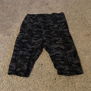 BLACK CAMO BIKER SHORTS WI  TH POCKETS